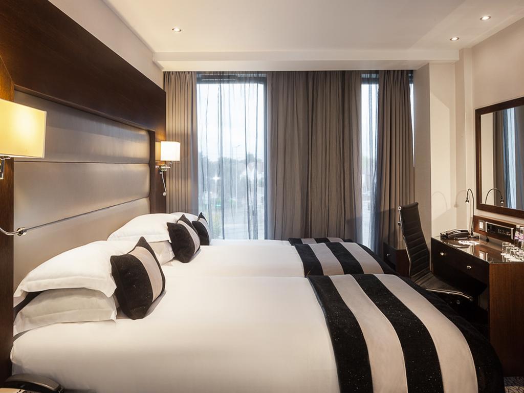 Park Grand Heathrow Hotel Хаунслоу Екстериор снимка