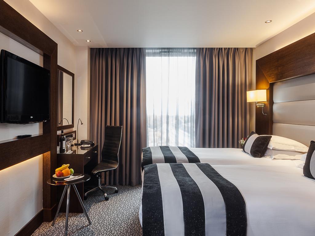 Park Grand Heathrow Hotel Хаунслоу Екстериор снимка